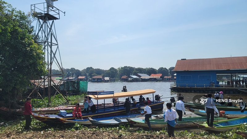 ដើម្បីអនាគត សិស្សសាលា២រូប ងើបម៉ោង៤ព្រឹក រៀបចំការងារផ្ទះ មុនជិះទូកទៅរៀន